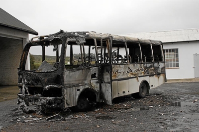 Brand verwoes Oakdale se bus
